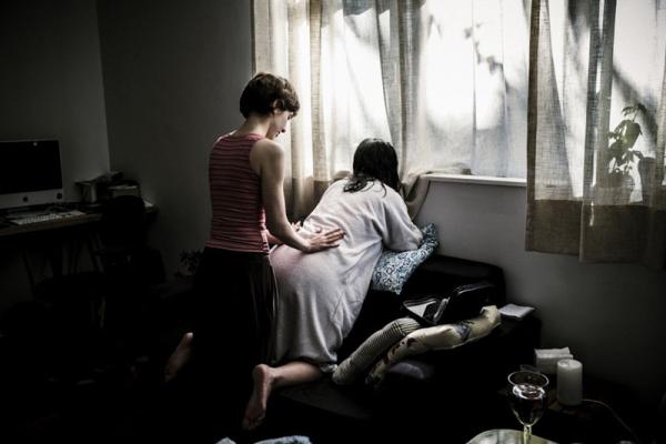 他的妻子选择在家分娩，他用镜头记录下了这一切