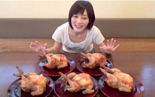 看美女暴饮暴食，可以解忧（如果她们能吃胖就更好了）