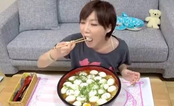 看美女暴饮暴食，可以解忧（如果她们能吃胖就更好了）