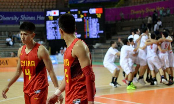 宫鲁鸣是中国篮球最后一根能抓住的稻草