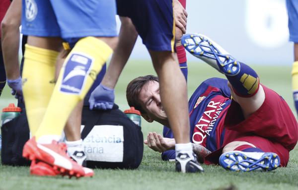 梅西重伤，韧带撕裂！赛前刚被贝利从头到脚大赞过一番