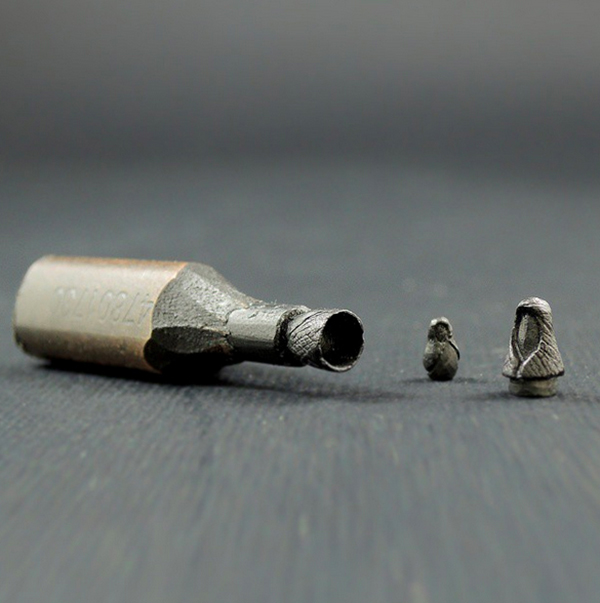 他把米开朗琪罗的《创世纪》雕刻在铅笔尖上