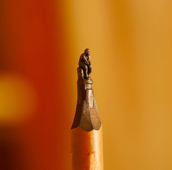 他把米开朗琪罗的《创世纪》雕刻在铅笔尖上