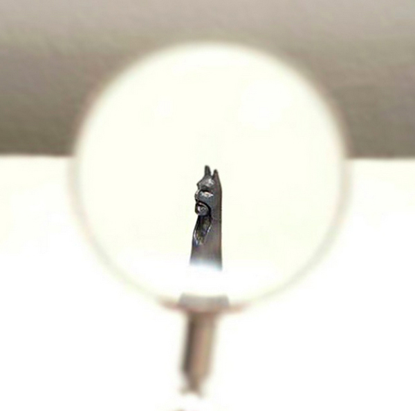 他把米开朗琪罗的《创世纪》雕刻在铅笔尖上