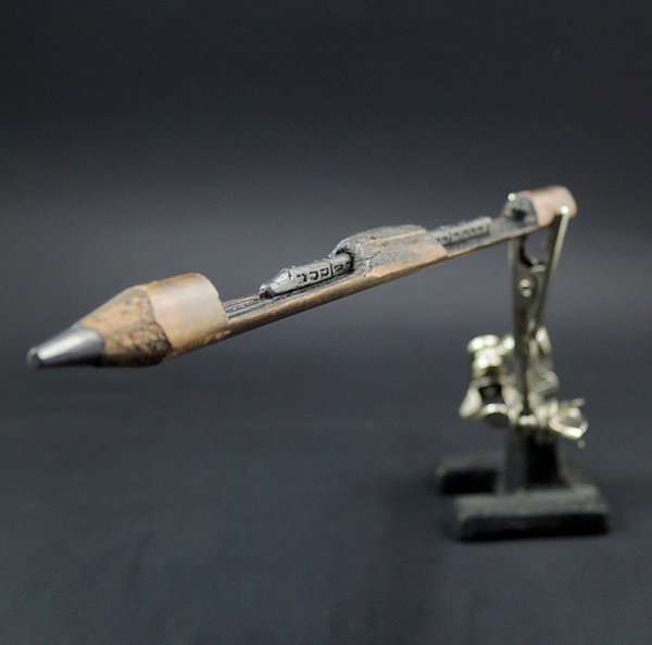 他把米开朗琪罗的《创世纪》雕刻在铅笔尖上