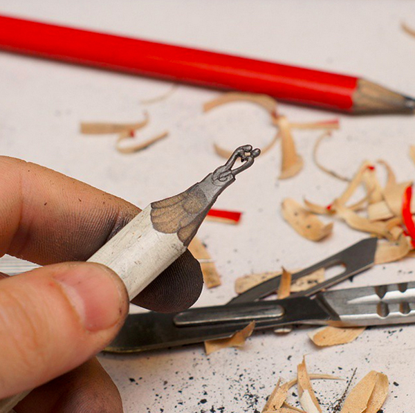 他把米开朗琪罗的《创世纪》雕刻在铅笔尖上