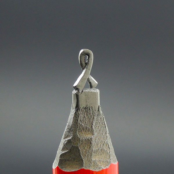 他把米开朗琪罗的《创世纪》雕刻在铅笔尖上