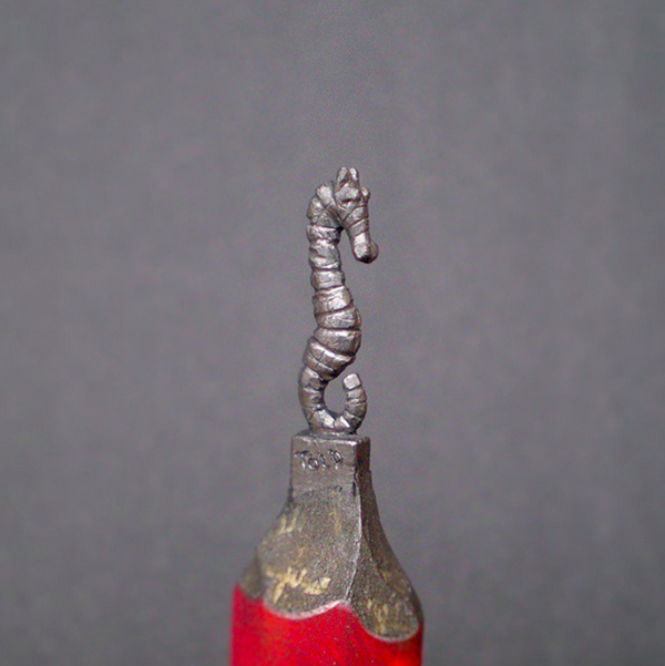 他把米开朗琪罗的《创世纪》雕刻在铅笔尖上