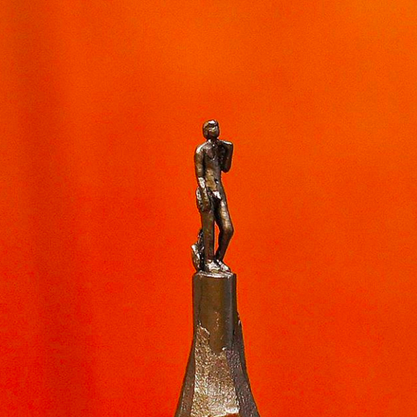 他把米开朗琪罗的《创世纪》雕刻在铅笔尖上