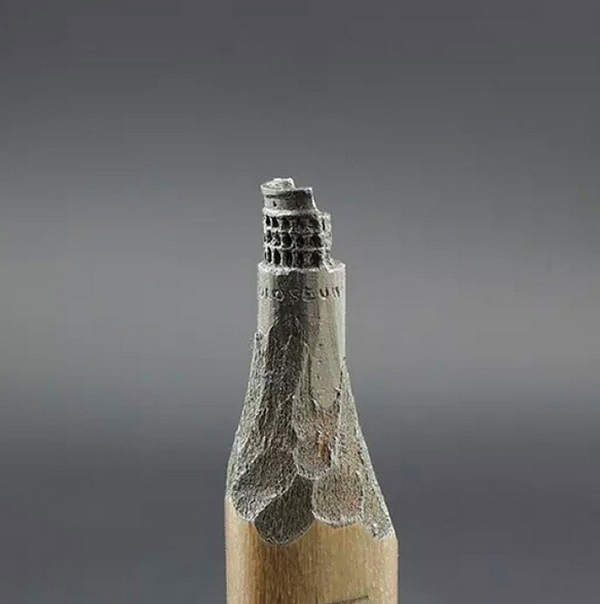 他把米开朗琪罗的《创世纪》雕刻在铅笔尖上