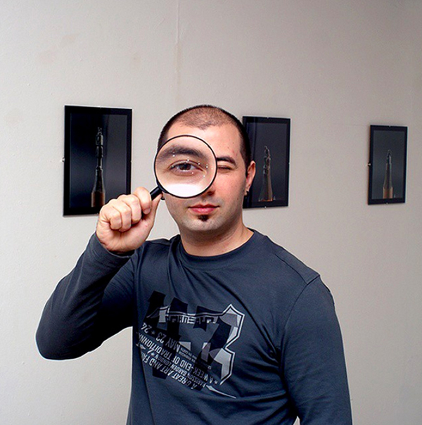 他把米开朗琪罗的《创世纪》雕刻在铅笔尖上