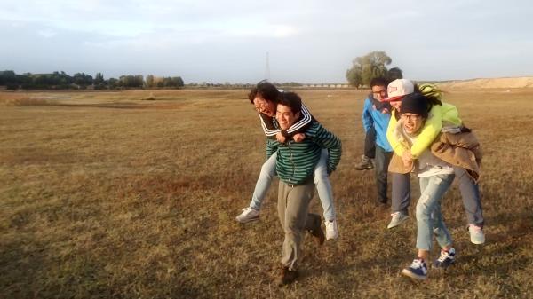 荣耀少年湃 | 旅行少女的奇遇世界：年轻干什么？出去玩儿