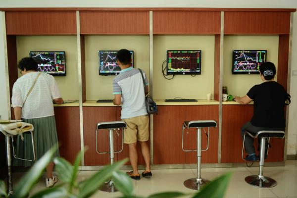 全球股市再次联动大跌：沪指下挫2.02%，券商股挺身护盘