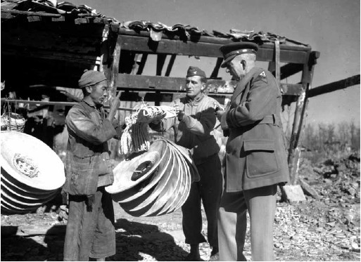 读图︱抗战大后方的面孔：从逃生列车上跌落的女童