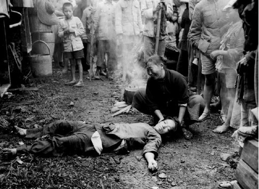 读图︱抗战大后方的面孔：从逃生列车上跌落的女童