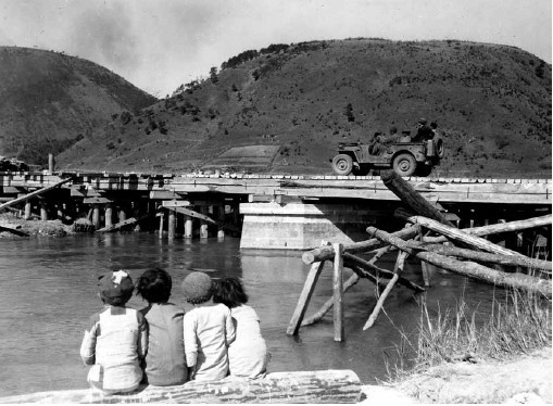 读图︱抗战大后方的面孔：从逃生列车上跌落的女童