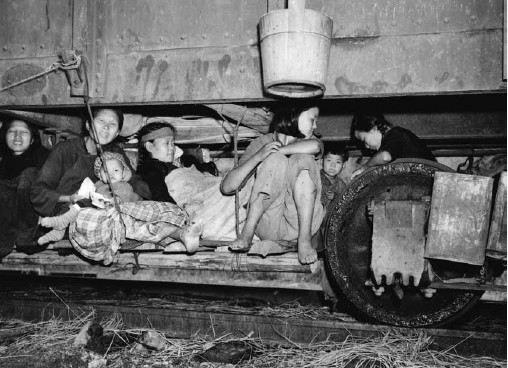 读图︱抗战大后方的面孔：从逃生列车上跌落的女童