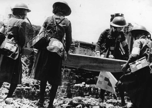 读图︱抗战大后方的面孔：从逃生列车上跌落的女童