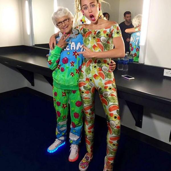 论扮酷，你一定比不过这位87岁的大反派奶奶