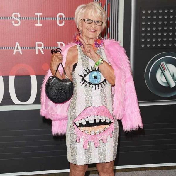 论扮酷，你一定比不过这位87岁的大反派奶奶