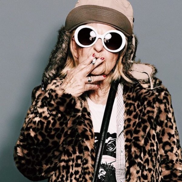 论扮酷，你一定比不过这位87岁的大反派奶奶