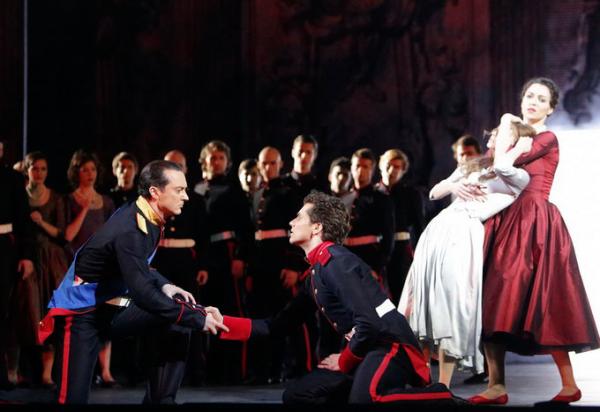 我们在景区摩肩擦踵，世界五大芭蕾舞团正在网上接力演出