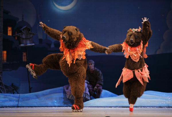 我们在景区摩肩擦踵，世界五大芭蕾舞团正在网上接力演出