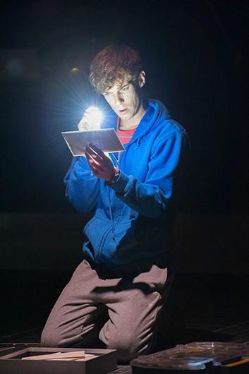 这只屡获戏剧大奖的小狗何以引发多人退场