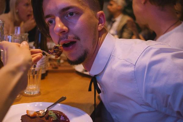 这个新娘，自己给自己的婚礼当了回摄影师