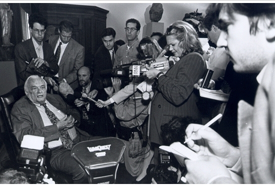 图三：1996 年，哥伦比亚大学 82 岁的威廉 · 维克里在赢得诺贝尔经济学奖后接受记者采访。维克里 3 天后即去世，他身后被授予该奖（图片来源：columbia.edu）