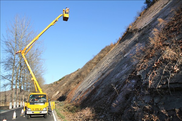 高空作业车考察岩面的足迹