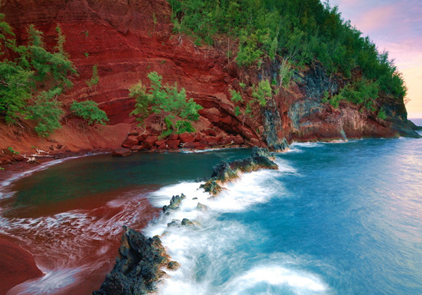 色彩红艳的Kaihalulu海滩，周边是同样鲜红的山体以及郁郁葱葱的绿植。