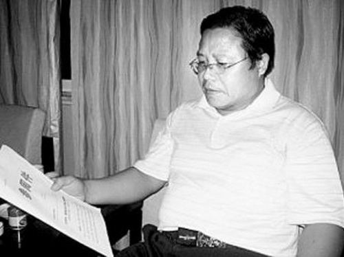 闫沛东摇身一变站在曹操墓打假的第一线。（图：Sina）