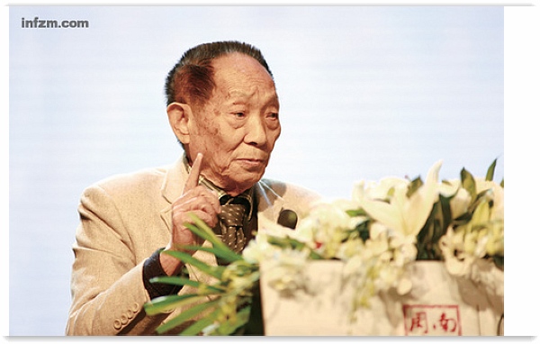 2011 年 12 月 10 日上午，袁隆平在中山大学梁銶琚礼堂 “中国梦践行者中大行” 做专题演讲（图片：冯飞/南方周末）