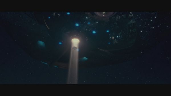 以《外星人保罗》为例，看到飞碟是第一类接触。