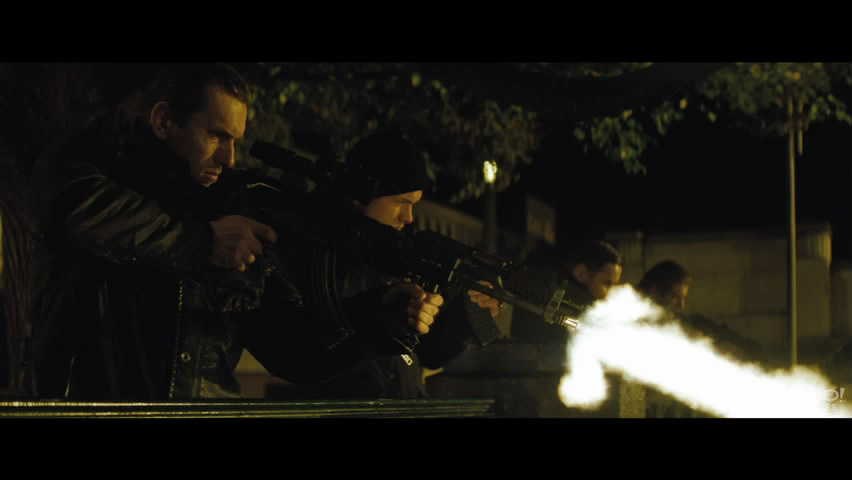 武装分子用机枪对水中射击。图片来源：yahoo movies