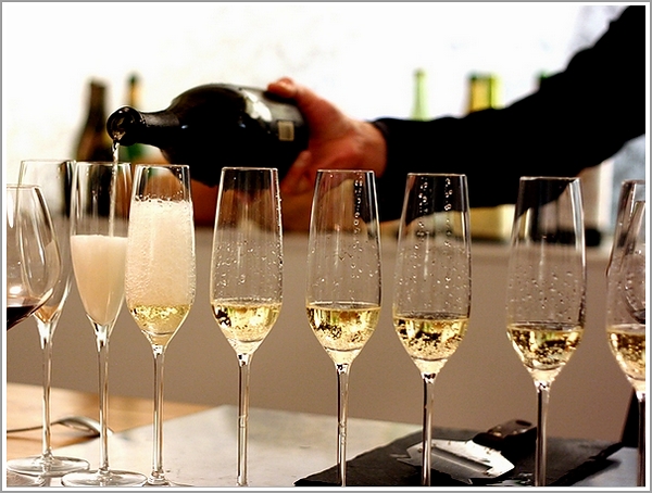有人倒香槟时，总是倒满一杯泡沫，待泡沫消失后，杯中的香槟所剩无几。（图片：thedeliciouslife.com）