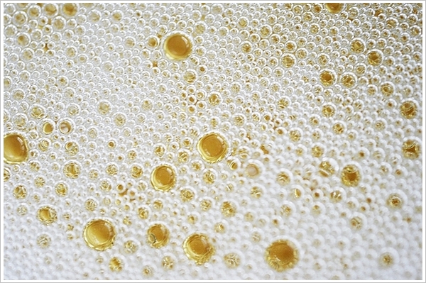 香槟酒的气泡。香槟酒中的芳香有机物分子充当了表面活性剂，使气泡不会破裂成气溶胶。（图片：Wikipedia）