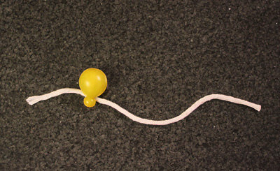 图中用小西红柿代表核糖体，试图展现核糖体作为生命的中心，帮助将遗传信息翻译成蛋白质的过程。