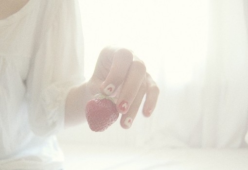 在各种处理手段的帮助下，更大、更丰满、更艳丽的草莓得以和越来越多的人接触。不过，也并非无人对工业草莓心存芥蒂。 图/TopitMe