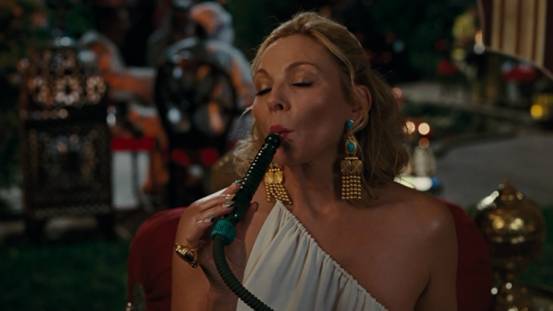 萨曼莎在欲望都市电影版中抽水烟勾搭男士时的截图，之后因动作过于挑逗被某当地人举报关了一夜。