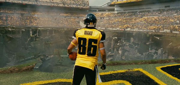 大反派班恩大破橄榄球场。