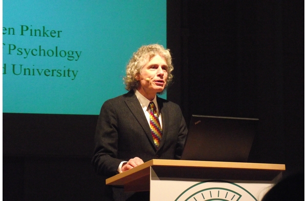 平克在德国哥廷传统文学活动“哥廷根文学之秋” 的书会上发表演讲，摄于 2010 年 10 月（G ambrus/wikipedia.org）