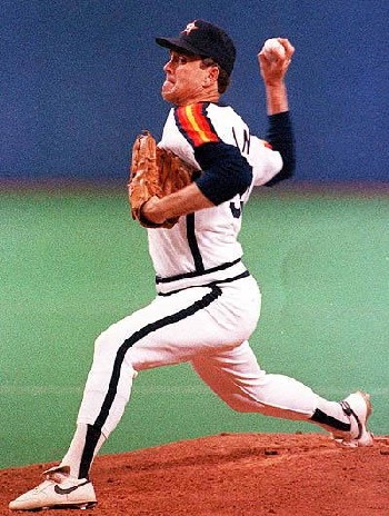 诺兰·瑞恩（Nolan Ryan）1974年投出了时速高达162.38千米的投球，打破了吉尼斯世界纪录中人类最快投球记录。图片：sportscollectorsdigest.com