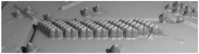 显微镜下的1byte信息，它由8个12原子结构组成