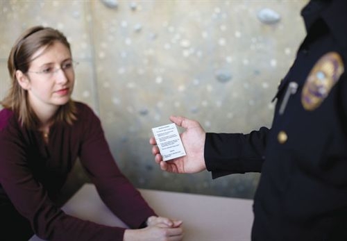 警察在向嫌犯宣读米兰达警告（图：policemag）