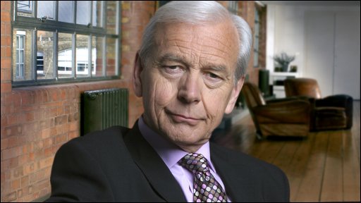 BBC 第 4 广播电台《今日》节目的主持人之一，约翰 · 汉弗莱，以说话尖刻和问题刁钻著称 / news.bbc.co.uk