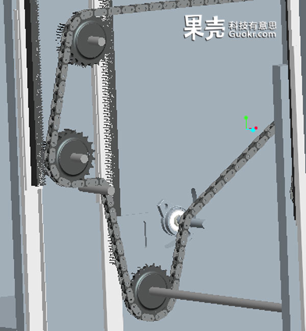 中间那根杆上，在我们图上看不到的那面有一个U型槽。