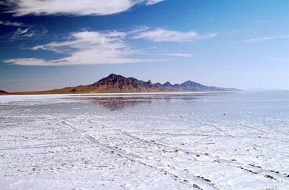 犹他大盐湖。漫步在盐湖滨岸的盐滩上，今日静静映照着天空之蓝的平湖，曾是漫润一方的大泽。这份超然逸于地表的晶界圣洁，实则为困羁之水用生命写下的最后凄美。（图片：whisperingsofnaturephotos.blogspot.com）