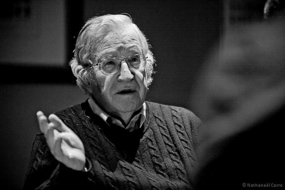 2011 年 3 月，诺姆·乔姆斯基接受英媒独家采访时的照片。访谈中，乔姆斯基就阿拉伯春天、中东问题、金融危机、奥巴马政策等话题发表评论。（图片：Hicham Yezza/Ceasefire Magazine）  乔姆斯基不仅是世界著名的语言学家，还在心理学、哲学等领域享有极高声誉，不仅如此，出版了超过 70 部作品的乔姆斯基同时还是活跃的政治评论家、美国政策 “永远的反对派”，被誉为当代在世 “最伟大的异见分子”、全球百大“公共知识分子”之首。